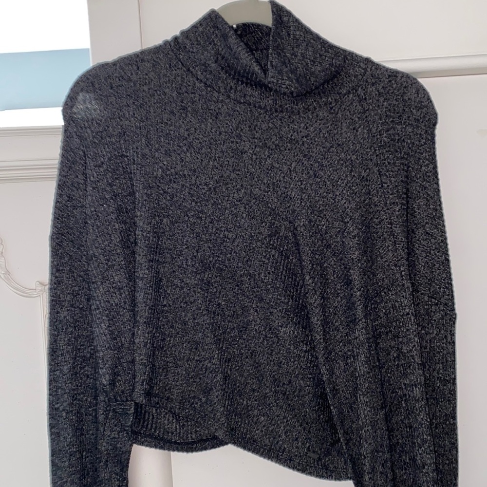 Hollister cropped turtleneck charcoal gray sweater